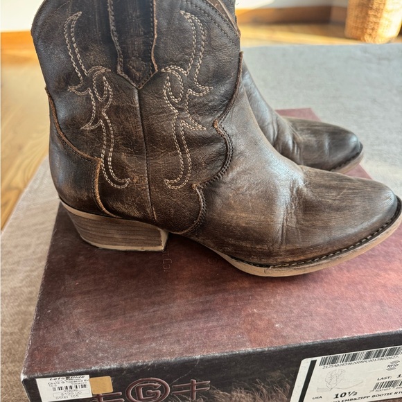 Circle G Distressed Brown Western Boots - Picture 1 of 5